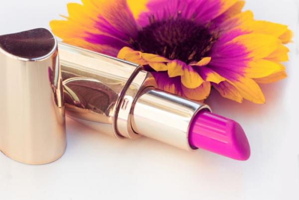 Sering Pakai Lipstik Sebagai Blush On? Ikuti Tips Ini Agar Hasil Lebih Natural