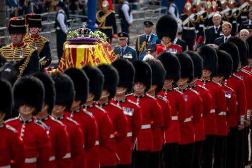 Peti Mati Ratu Elizabeth Dibawa ke Westminster Hall, Dikawal Raja Charles dan Anak-anaknya