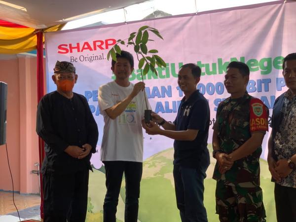 Sharp Indonesia dan Warga Wadas Tanam 11.000 Bibit Pohon