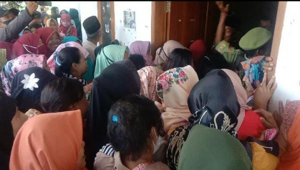 Ricuh Ribuan Warga Berdesakan Saling Dorong Saat Pencairan BLT BBM di Kantor Desa Leuwi Sadeng Bogor