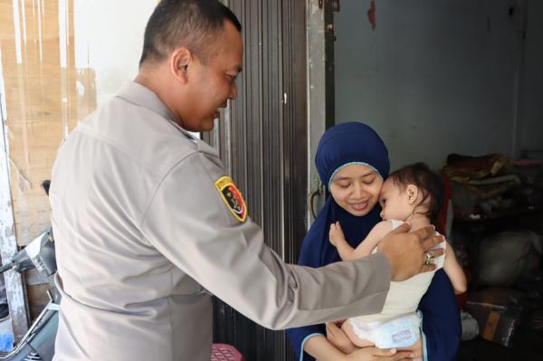 Ibu Balita Terkena Gas Air Mata di Aceh Barat Terharu Saat Dikunjungi Kapolres