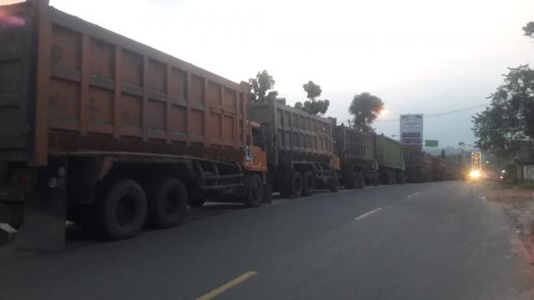 Truck Parkir di Badan Jalan, Dishub Pandeglang Akan Tindak Tegas!