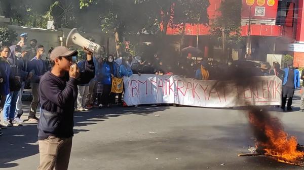 Demo Tolak Kenaikan Harga BBM, Mahasiswa Bakar Ban Bekas di Depan Gedung DPRD Gresik