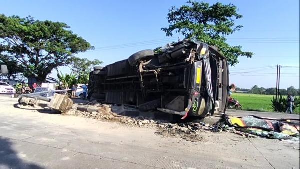 Ban Pecah, Bus Sarat Penumpang Terguling di Jalur Pantura Subang