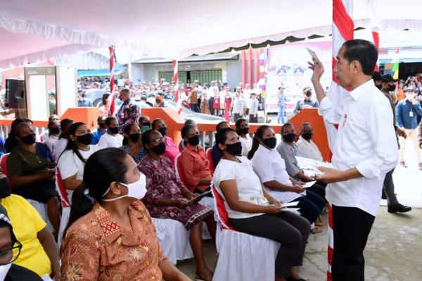 Pantau Pembagian BLT BBM Kepulauan Aru, Presiden Jokowi: Lompatannya Cepat Sekali  