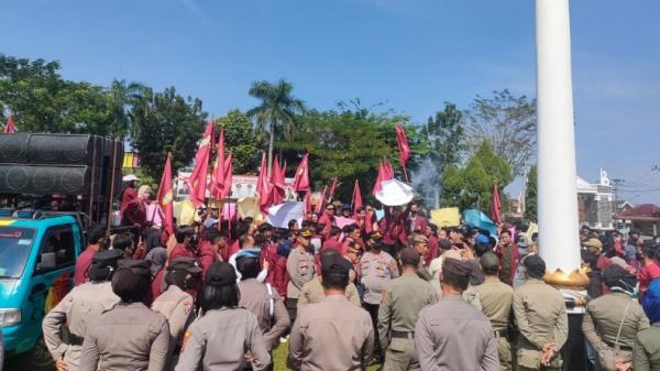 Ratusan Mahasiswa Lampung Berunjuk Rasa Tolak Kenaikan BBM