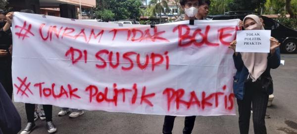 Mahasiswa Unram Unjuk Rasa Tolak Kedatangan Sekjen DPP PDIP
