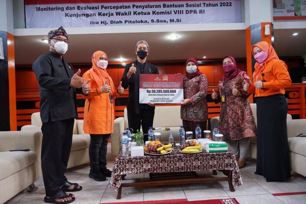 Wakil Ketua Komisi VIII DPR RI Diah Pitaloka Pantau Langsung Penyaluran BLT BBM di Kota Bogor