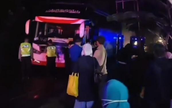 Penumpang Bus Surabaya - Denpasar Panik Berlarian Saat Bus Terbakar di Gilimanuk