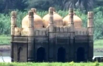 Viral, Masjid Noori Muncul Kembali Setelah 37 Tahun Tenggelam di Dasar Danau