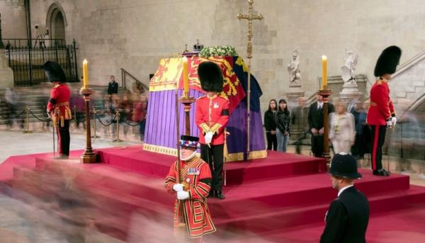 Raja Charles III Lakukan Seremoni Jaga Peti Mati Ratu Elizabeth
