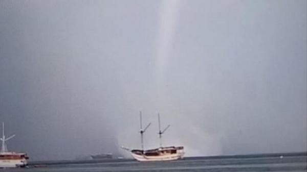 Fenomena Waterspout di Atas Laut Gegerkan Warga Sorong