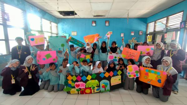 Tim KKN-49 Unsika Ajak Pelajar Desa Kiara untuk Membuat Pohon Literasi dan Pengenalan IT
