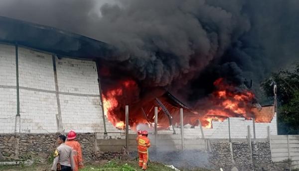 Petugas PMK Kesulitan Padamkan Api, Pabrik Kertas Dimalang Terbakar Hebat