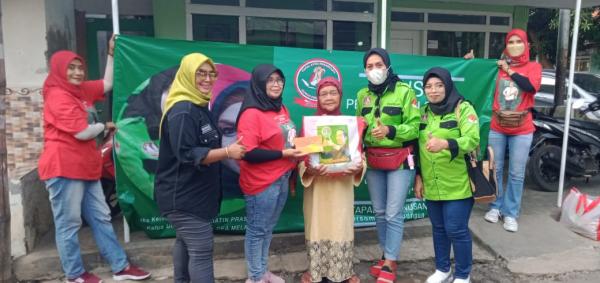 Relawan Jokowi Bagikan Ratusan Paket Sembako Ke Rumah Warga Tak Mampu di Probolinggo