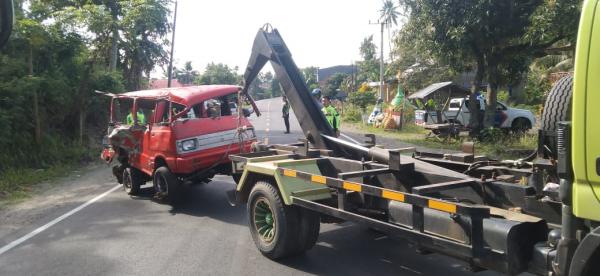 Sopir Mengantuk,Truk Tangki BBM Tabrak Angkot di Polman, 1 Tewas di Tempat
