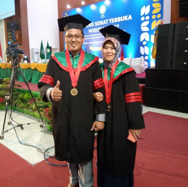 Sidang Senat Terbuka UIN SGD Bandung, Doktor Muda Pasangan Suami Istri Sabet Penghargaan dari Rektor