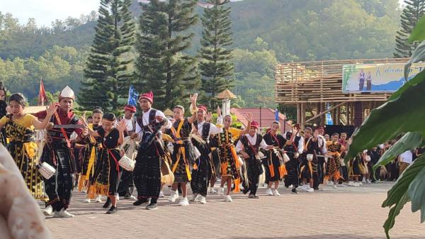 Ratusan Penari Ja'i Meriahkan Pembukaan Festival Wolobobo