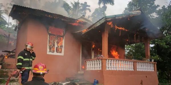 Miris! Rumah Mewah Senilai Rp300 Juta di Padang Ludes Terbakar