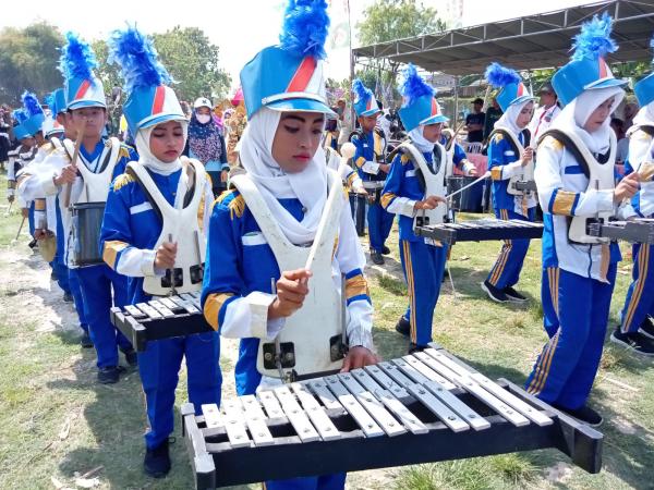 Drumband MI Hidayatul Wahidin Meriahkan Karnaval HUT ke-77 RI di Desa Suwalan