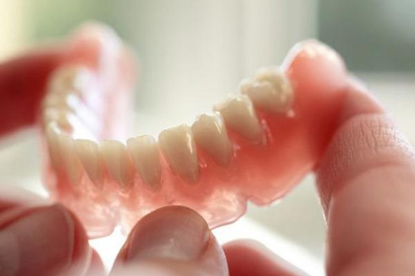 Tips Merawat Gigi Palsu Lepasan Agar Tetap Bersih dan Tidak Berbau