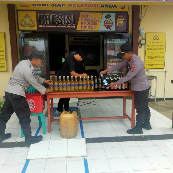 Kepolisian Padang Jaya Amankan Puluhan Minuman Keras dari 3 Toko di Marga Sakti
