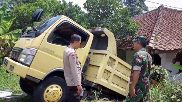 Tak Kuat Nanjak, Truk Pengangkut 7 Ton Pasir Tabrak Rumah Warga