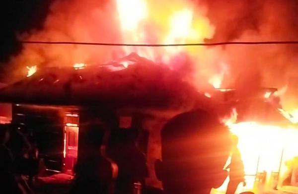 Diduga Korsleting Listrik, Satu Unit Rumah Semi Permanen Hangus Terbakar
