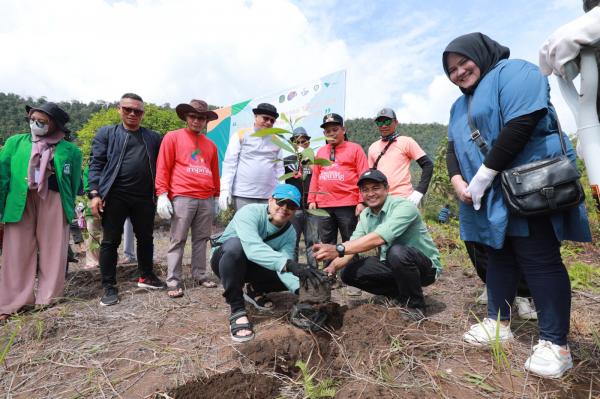 Peringati World Clean Up Day, Konservasi Pesisir Danau Towuti Dihijaukan