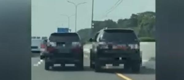Video Viral Aksi Koboi Pengendara Mobil Dinas Acungkan Senjata Api di Tol Jagorawi
