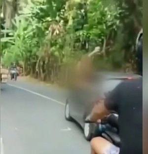 Polisi Buru Bule Seksi Berjoget dari Jendela Mobil yang Melaju di Bali