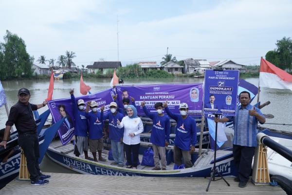 Bulan Bakti Partai Demokrat, Vera Febyanthy Memberikan Bantuan 3.000 Paket Sembako dan 6 Unit Perahu