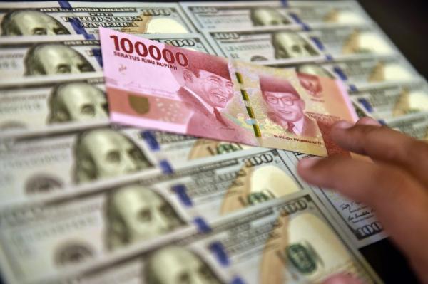 The Fed Rencana Naikkan Suku Bunga, Rupiah Terkulai Nyaris Tembus Rp15.000 per USD