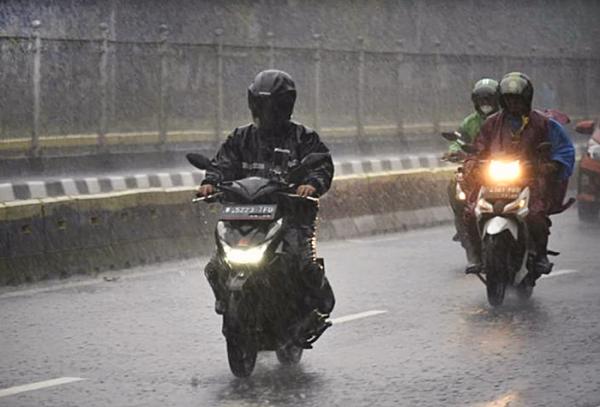 Cara Aman Mengendarai Motor Listrik Saat Hujan Lebat