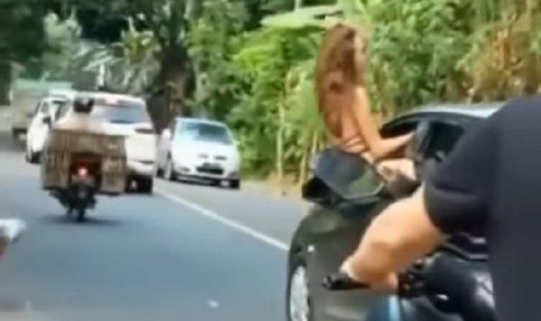 Viral Bule Berpakaian Seksi Joget di Jendela Mobil yang Sedang Melaju, Polisi Cari Pelaku
