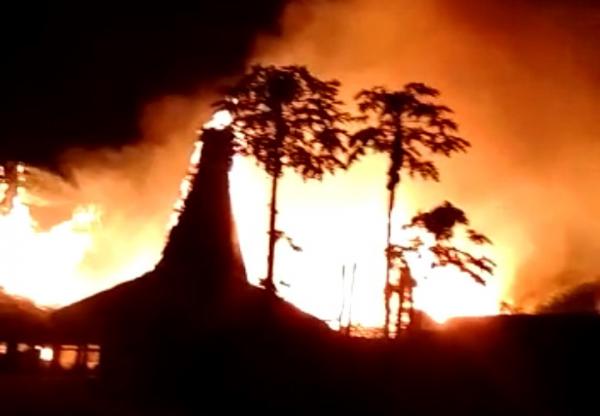 Breaking News, Kebakaran di Kampung Adat  Wainyapu, 8 Rumah Tinggal Puing