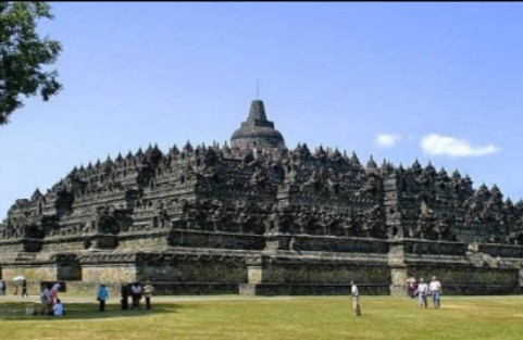 6 Misteri Candi Borobudur, Dari Pantangan Untuk Sepasang Kekasih Hingga Gambaran UFO
