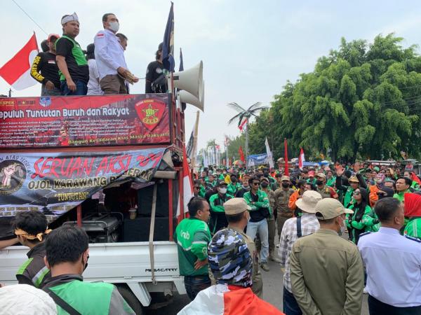 Ojol Demo Tuntut Penyesuaian Tarif, Transportasi Online di Karawang Lumpuh