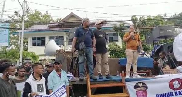 Aksi Demo Ribuan Pendukung Lukas Enembe di Taman Imbi, Dijaga Ketat 2000 Aparat Gabungan TNI POLRI