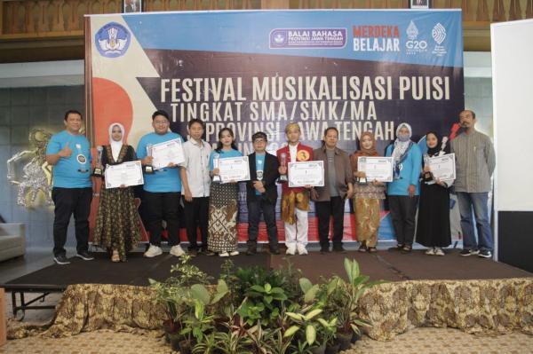 SMA N 2 Pati Juarai Festival Musikalisasi Puisi Balai Bahasa Provinsi Jawa Tengah
