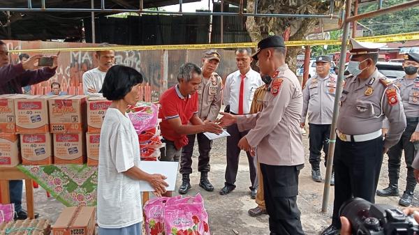 Kapolres Toraja Utara berbagi Kasih kepada Warga Korban Kebakaran di Lembang Tadongkon