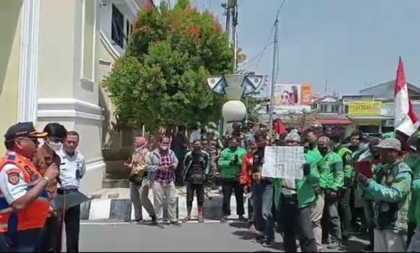 Ratusan Ojol Turun Demo di Depan Kantor Balai Kota Tegal, ini Tuntutannya
