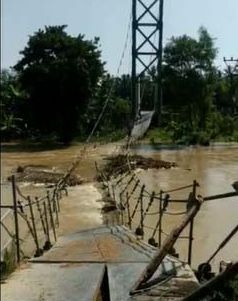 Ambruk Diterjang Banjir Jembatan Gantung Penghubung Putus Total , Aktifitas  Warga Terganggu