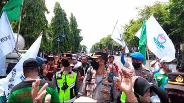 Aksi demo Buruh, Kapolres Karanganyar & Dandim TNI Kumpul Bareng Buruh