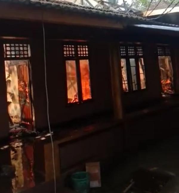 Rumah Wakil Bupati Lombok Barat Hangus Terbakar