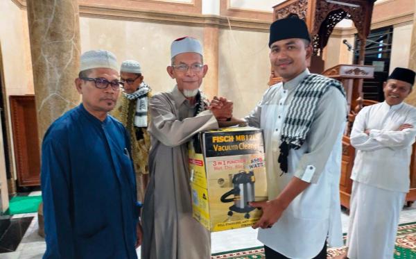 Dandim 0103/Aut Berikan Bantuan Sejumlah alat Vacum Cleaner Untuk Masjid