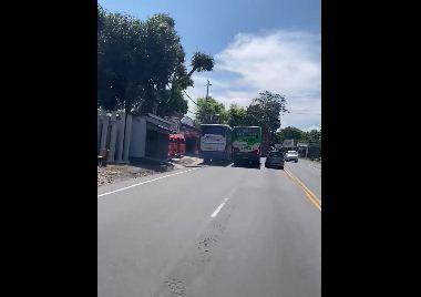 Dua Bus Kebut Kebutan di Jalan Raya Solo-Semarang, Viral di Medsos