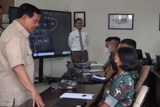 Bangganya Prabowo Bertemu dengan Mahasiswi Unhan RI yang Ternyata Anak Tukang Bakso dan Penjual Jamu