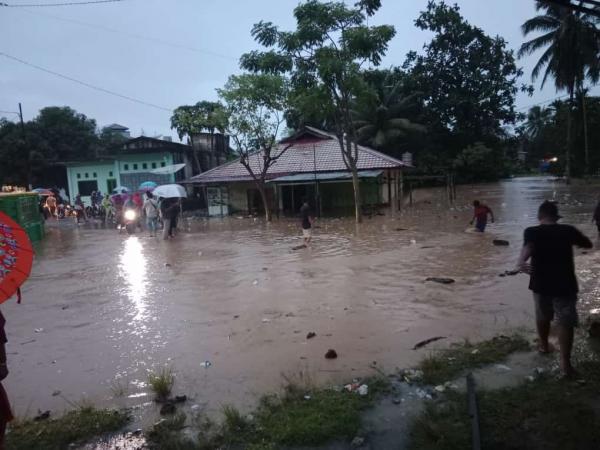 Permukiman Padat Penduduk Diterjang Banjir Luapan Sungai di Aceh Selatan