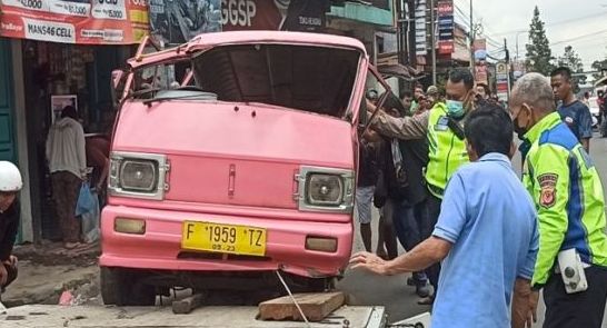 Hilang Kendali Minibus vs  Angkot di Cibeureum Sukabumi, 3 Penumpang Tewas Mengenaskan
